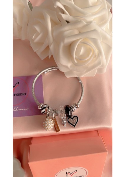 Siyah taşlı kalp figürlü şık çelik bileklik, zarif ve şık aksesuar seçeneği