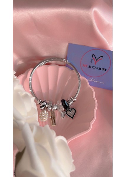 Siyah taşlı kalp figürlü şık çelik bileklik, zarif ve şık aksesuar seçeneği fiyatları