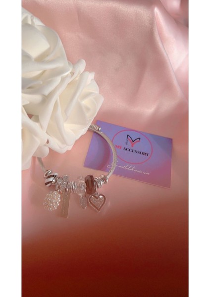 Siyah taşlı kalp figürlü şık çelik bileklik, zarif ve şık aksesuar seçeneği indirimleri