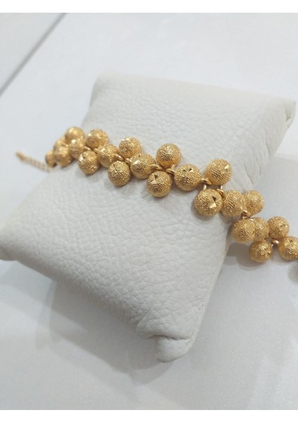 Şık kadın bileklik, 22 ayar altın kaplama, zarif tasarım, altın renkli takı