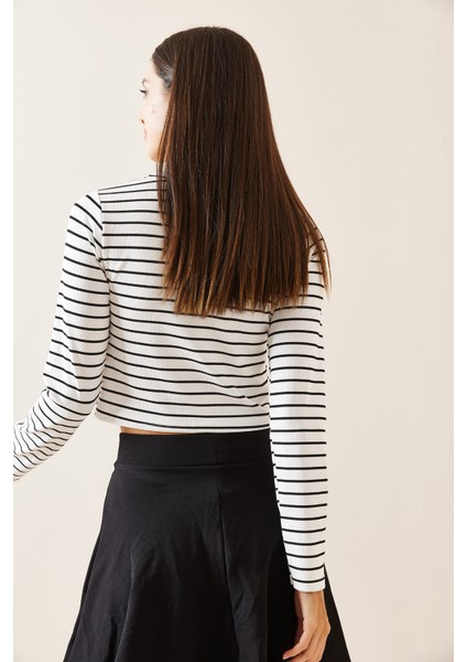 Beyaz Bisiklet Yaka Çizgili Bluz 5YXK2-48925-01 fırsatları