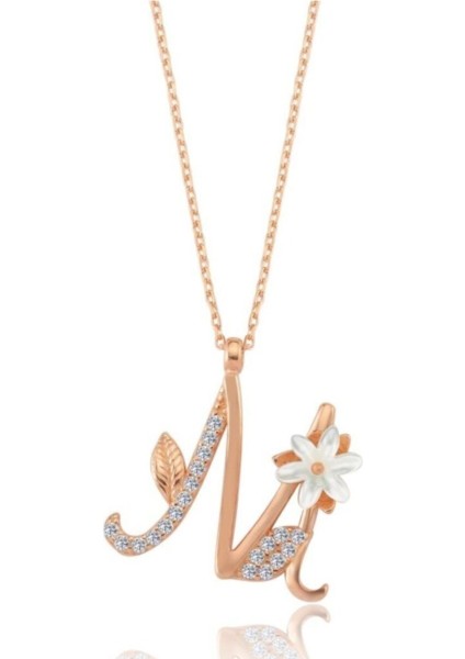 Parlak çiçek ve harf detaylı gümüş kolye, rose renk, 925 ayar, zirkon taşlı şık takı