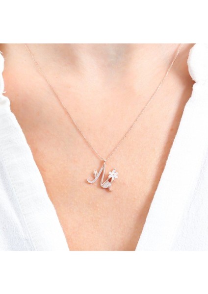 Parlak çiçek ve harf detaylı gümüş kolye, rose renk, 925 ayar, zirkon taşlı şık takı fiyatları