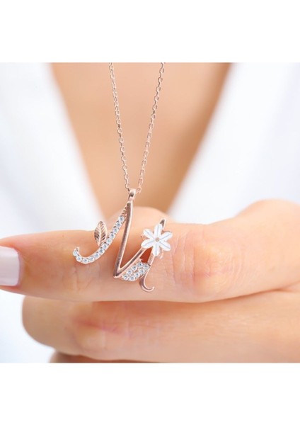 Parlak çiçek ve harf detaylı gümüş kolye, rose renk, 925 ayar, zirkon taşlı şık takı modelleri