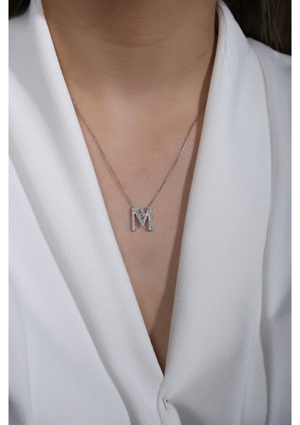 925 Ayar Rodyum Kaplamalı Pırlanta Görünümlü Gümüş M Harfi Kolye