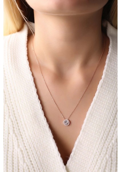 Şık 925 ayar gümüş kolye, tektaş taş detaylı, zarif ve parlak tasarım