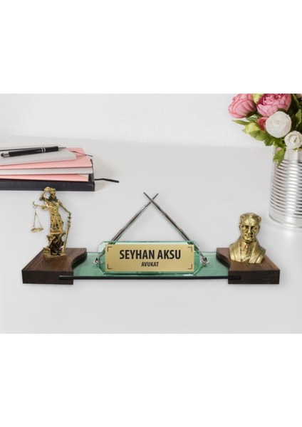 Kişiye Özel Avukat Ve Atatürk Saatli Kristal Masa Isimliği