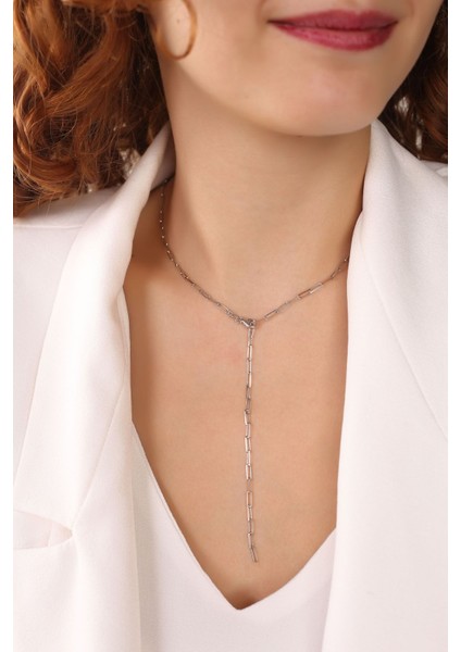 Zarif ve dayanıklı gümüş zincirli şık kolye, zirkon taş detaylı takı