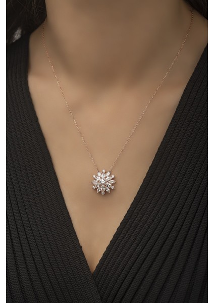 925 Ayar Gümüş Beyaz Taşlı Rose Kaplamalı Işıklı Çiçek Kolye