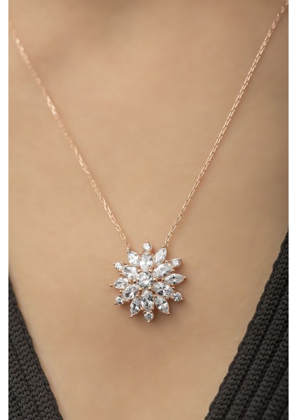 925 Ayar Gümüş Beyaz Taşlı Rose Kaplamalı Işıklı Çiçek Kolye fiyatları