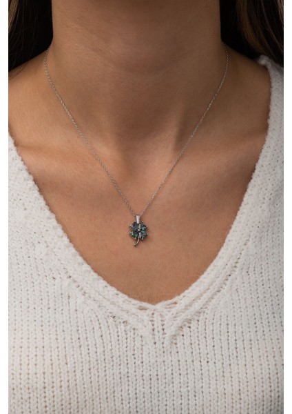 925 Ayar Gümüş Topaz Yonca Kolye, Zarif ve Parlak Tasarım