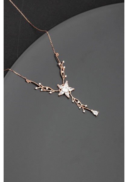 925 Ayar Gümüş Pembe Nergis ve Sarmaşık Detaylı Zarif Kolye fırsatları