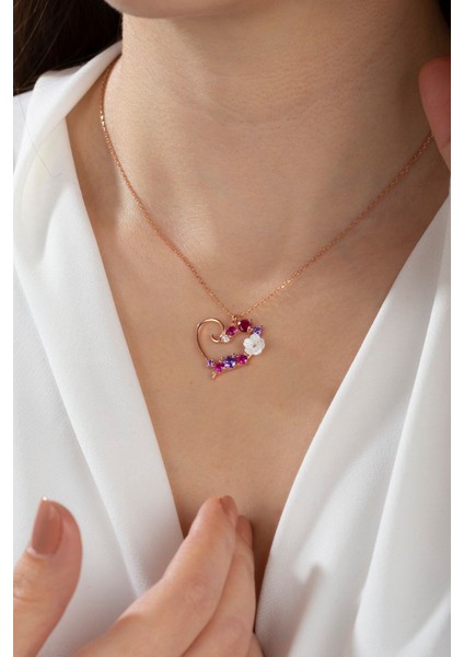 Kalpli aşk çiçeği gümüş kolye, manolya detaylı, pembe renk, zirkon taşlı