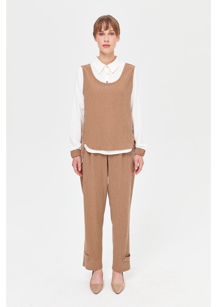 Retro Dokulu Üçlü Pantolonlu Takım Camel