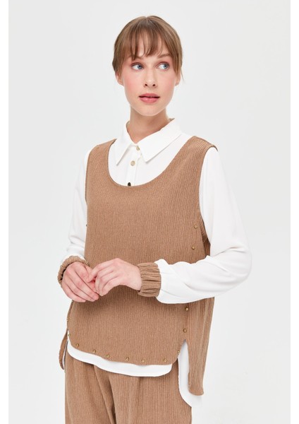 Retro Dokulu Üçlü Pantolonlu Takım Camel