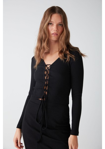 Agneska Kadın Triko Görünümlü Esnek Kumaşlı Çapraz Bağlamalı V Yaka Uzun Kol Crop Siyah Bluz