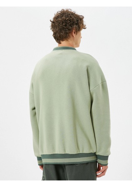 Kolej Oversize Sweatshirt V Yaka Aplike Işleme Detaylı Şardonlu fiyatları