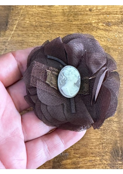 Tüllü Kadın Görselli Tasarım Çiçek Broş Türban Yaka Iğnesi 7x7 cm