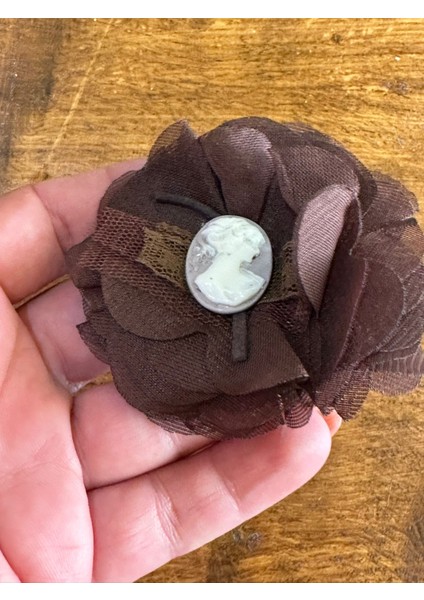 Tüllü Kadın Görselli Tasarım Çiçek Broş Türban Yaka Iğnesi 7x7 cm fiyatları