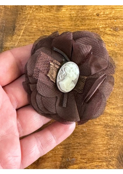 Tüllü Kadın Görselli Tasarım Çiçek Broş Türban Yaka Iğnesi 7x7 cm modelleri