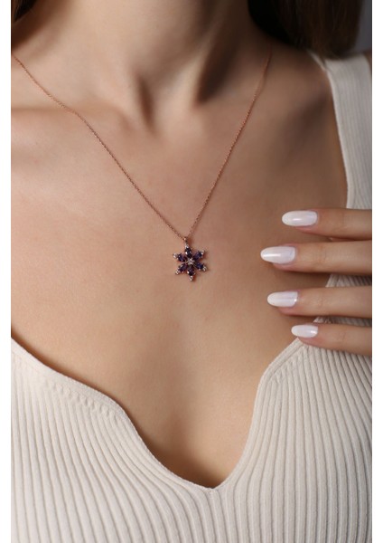 Mor taşlı çiçek detaylı gümüş kolye, zarif ve şık tasarım, 925 ayar, pembe renk