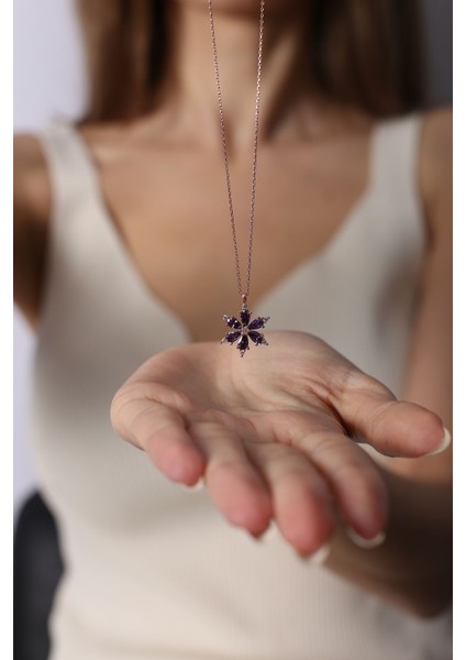 Mor taşlı çiçek detaylı gümüş kolye, zarif ve şık tasarım, 925 ayar, pembe renk modelleri