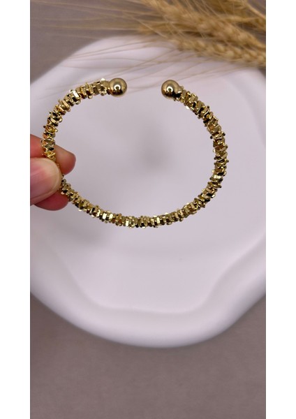 Kore Tarzı Kabartmalı Çelik Bileklik Gold