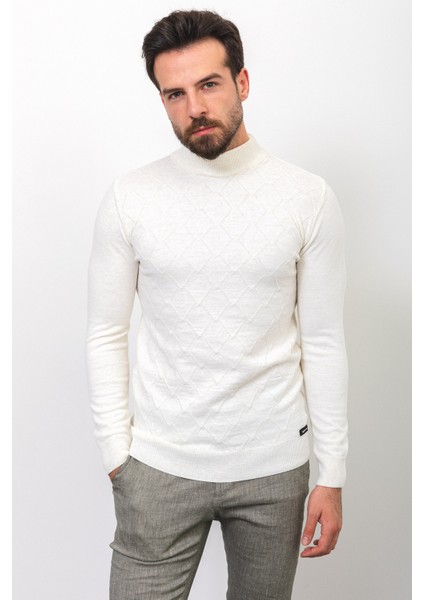 Desenli Beyaz Renk Slim Fit Yarım Balıkçı Yaka Yün Erkek Kazak