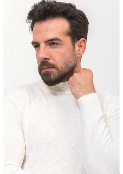 Desenli Beyaz Renk Slim Fit Yarım Balıkçı Yaka Yün Erkek Kazak
