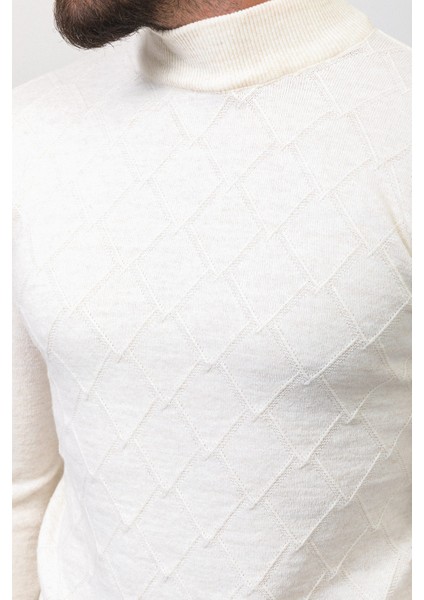 Desenli Beyaz Renk Slim Fit Yarım Balıkçı Yaka Yün Erkek Kazak