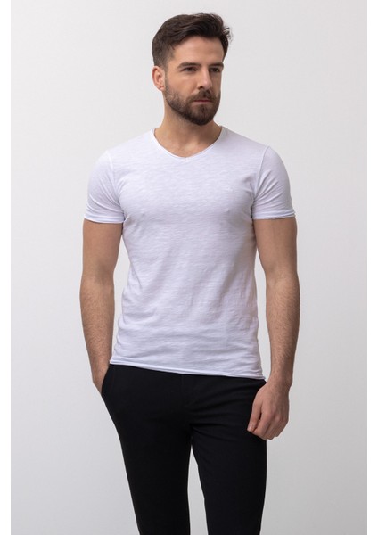 Desenli Beyaz Renk Slim Fit V Yaka Basic Erkek T-Shirt