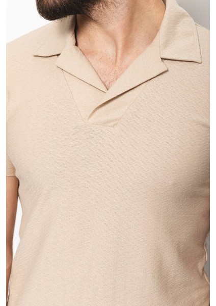 Desenli Bej Rengi Slim Fit Apaç Yaka Erkek T-Shirt fırsatları