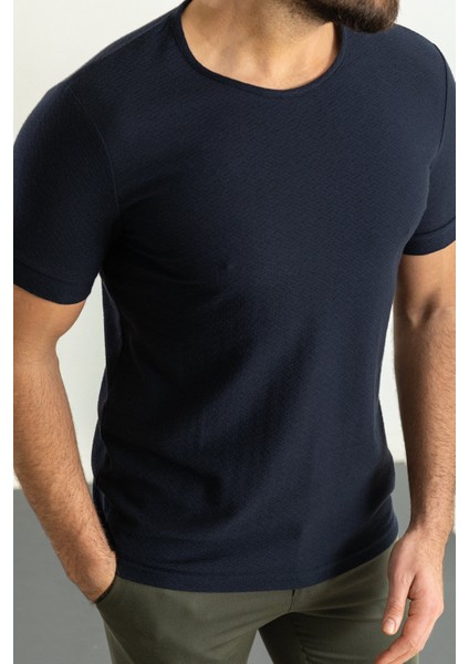 Desenli Lacivert Renk Slim Fit Bisiklet Yaka Erkek T-Shirt fırsatları