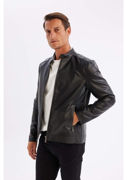 Erkek Siyah Slim Fit Dar Kesim Dik Yaka Fermuarlı Astarlı Mevsimlik Hafif İnce Suni Deri Mont Ceket C5632AX24AU
