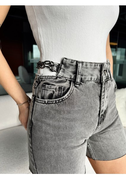 Veronica Bel Zincir Aksesuarlı Denim Şort
