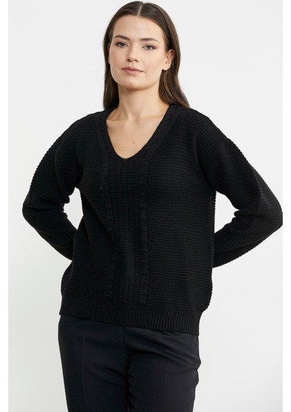 Motif Detaylı V Yaka Yünlü Triko Kazak - Siyah