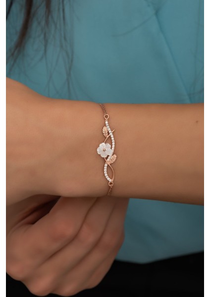 Parlak zirkon taşlı şık gümüş bileklik, zarif tasarım ve beyaz renk seçeneği