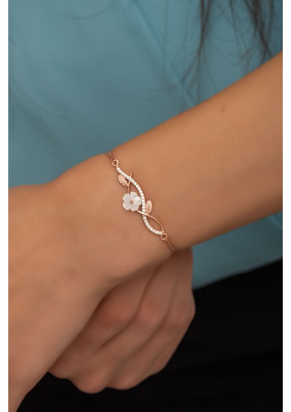 Parlak zirkon taşlı şık gümüş bileklik, zarif tasarım ve beyaz renk seçeneği fiyatları