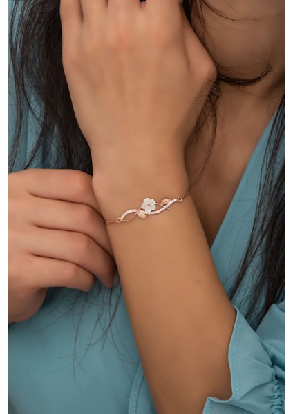 Parlak zirkon taşlı şık gümüş bileklik, zarif tasarım ve beyaz renk seçeneği modelleri