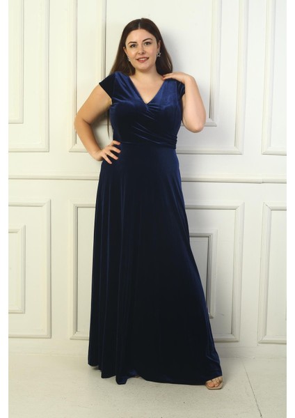 Kadın Ön Arka V Yaka Yanı Büzgülü Yarım Ay Kollu Büyük Beden Uzun Kadife Elbise