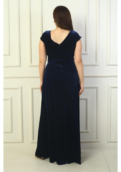 Kadın Ön Arka V Yaka Yanı Büzgülü Yarım Ay Kollu Büyük Beden Uzun Kadife Elbise fırsatları