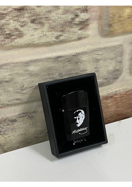 Marka Kemal Atatürk Imzalı ve Portreli Siyah Renk Benzinli Model Kişiye Özel Çakmak