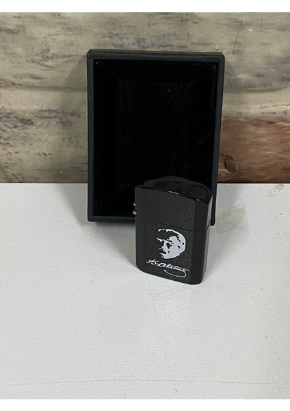 Marka Kemal Atatürk Imzalı ve Portreli Siyah Renk Benzinli Model Kişiye Özel Çakmak fiyatları