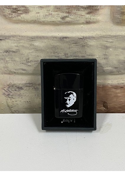 Marka Kemal Atatürk Imzalı ve Portreli Siyah Renk Benzinli Model Kişiye Özel Çakmak indirimleri