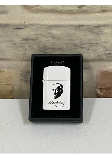 Marka Kemal Atatürk Portreli ve Imzalı Beyaz Renk Benzinli Model Kişiye Özel Çakmak modelleri