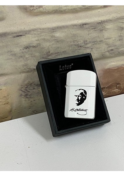 Marka Kemal Atatürk Portreli ve Imzalı Beyaz Renk Benzinli Model Kişiye Özel Çakmak indirimleri