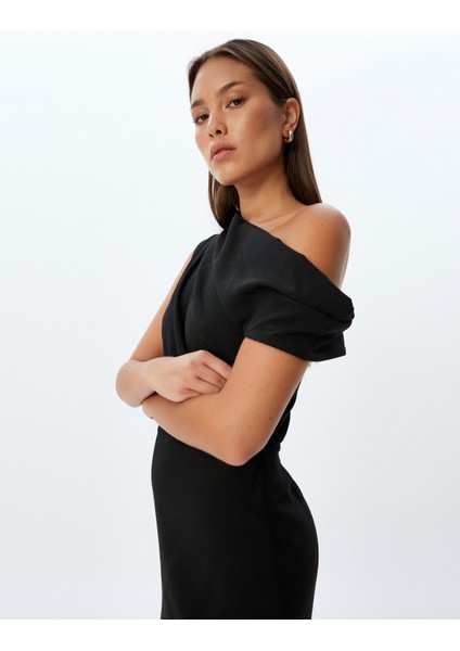 Uzun Gece Elbisesi Tek Omuz Asimetrik Yaka Önden Yırtmaç Detaylı Krep Kumaş fiyatları