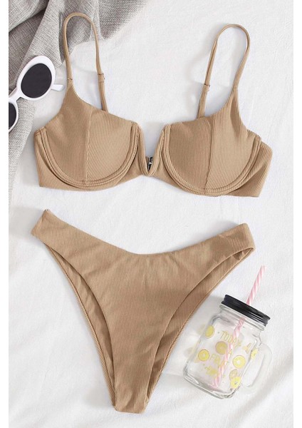 Üstü V Göğüs Dekolteli Bikini Takım
