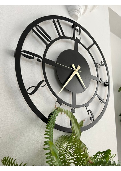 Modern siyah metal duvar saati, dayanıklı ve şık tasarım, 50x50 cm, endüstriyel stil