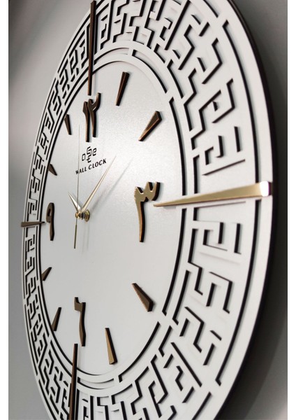 Beyaz ve altın renkli modern duvar saati, sessiz çalışma, 50x50 cm, şık tasarım fırsatları